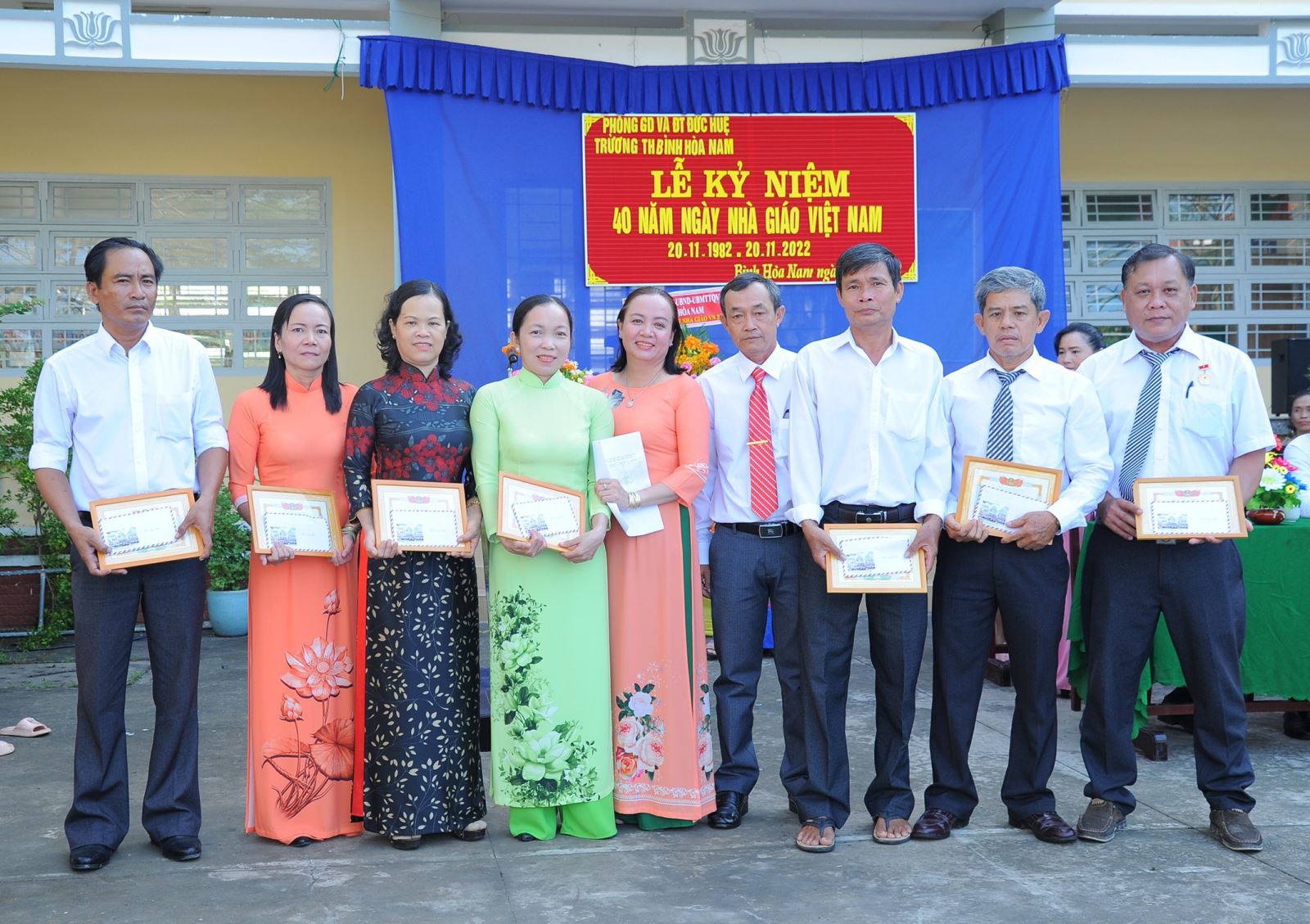 Đội ngũ giáo viên của trường thi đua lập thành tích mừng Ngày Nhà giáo Việt Nam